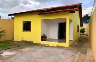 Imagem: A casa possui 3 Dormitórios, 2 Banheiros, 2 Vagas na garagem