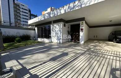 Imagem: A casa possui 4 Dormitórios, 4 Banheiros, 5 Vagas na garagem