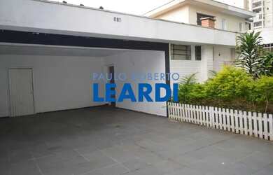 Imagem: A casa possui 4 Dormitórios, 5 Banheiros, 4 Vagas na garagem