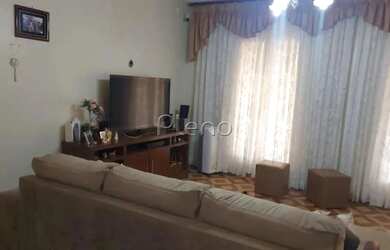 Imagem: A casa possui 3 Dormitórios, 1 Banheiro, 3 Vagas na garagem