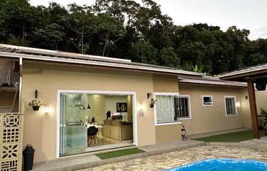 Imagem: A casa possui 2 Dormitórios, 3 Banheiros e 2 Vagas na garagem