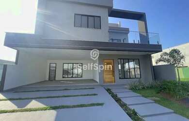 Imagem: A casa possui 3 Dormitórios, 2 Banheiros, 4 Vagas na garagem