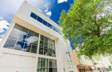 Imagem: O depósito possui 5 Vagas na garagem, 1.600m² de Área e