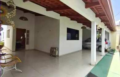 Imagem: A casa possui 3 Dormitórios, 2 Banheiros, 3 Vagas na garagem