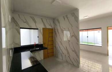 Imagem: A casa possui 3 Dormitórios, 1 Banheiro, 1 Vaga na garagem