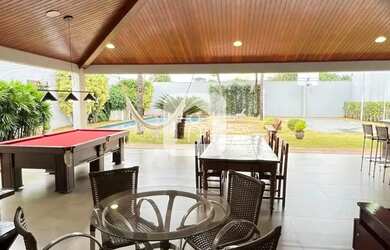 Imagem: A casa possui 4 Dormitórios, 5 Banheiros, 2 Vagas na garagem