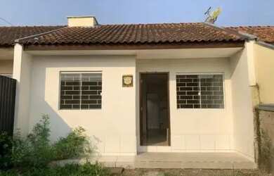 Imagem: A casa possui 3 Dormitórios, 2 Banheiros, 1 Vaga na garagem