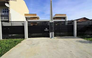 Imagem: A casa possui 3 Dormitórios, 1 Banheiro, 2 Vagas na garagem