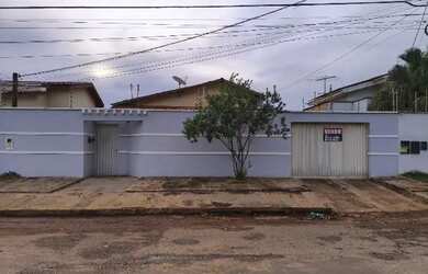 Imagem: A casa possui 3 Dormitórios, 3 Banheiros, 4 Vagas na garagem