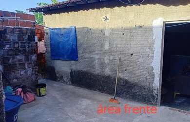 Imagem: A casa possui 2 Dormitórios e 1 Banheiro e está localizado