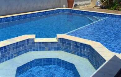 Imagem: A casa possui 4 Dormitórios, Acomodam 12 pessoas, 1 Vaga na