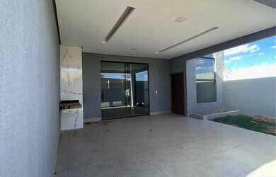 Imagem: A casa possui 3 Dormitórios, 2 Banheiros, 2 Vagas na garagem