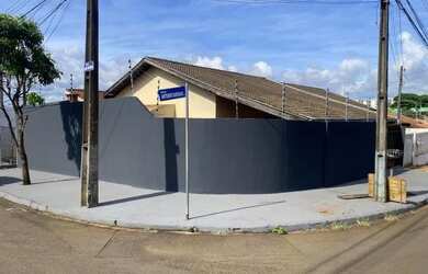 Imagem: A casa possui 3 Dormitórios, 2 Banheiros, 2 Vagas na garagem