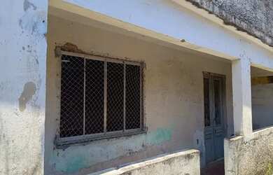 Imagem: A casa possui 3 Dormitórios, 2 Banheiros, 5 Vagas na garagem