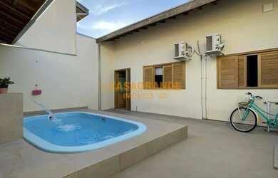 Imagem: A casa à venda possui 3 Dormitórios, 3 Banheiros, 4 Vagas