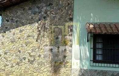 Imagem: A casa possui 4 Dormitórios, 2 Banheiros, 5 Vagas na garagem