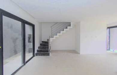 Imagem: A casa possui 3 Dormitórios, 3 Banheiros, 2 Vagas na garagem