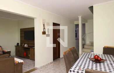 Imagem: A casa possui 3 Dormitórios, 4 Banheiros, 2 Vagas na garagem