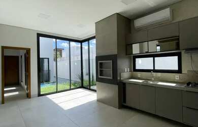 Imagem: A casa em condomínio possui 3 Dormitórios, 4 Banheiros, 2