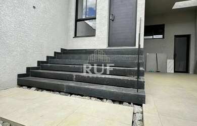 Imagem: A casa possui 3 Dormitórios, 3 Banheiros, 2 Vagas na garagem