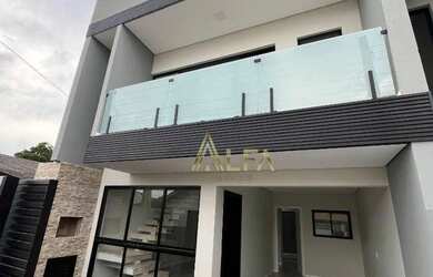 Imagem: A casa possui 3 Dormitórios, 3 Banheiros, 2 Vagas na garagem