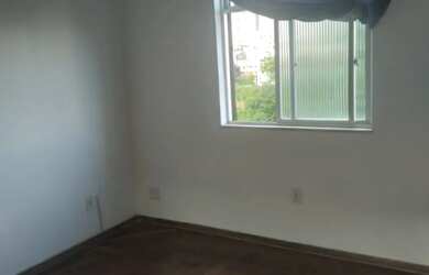 Imagem: O apartamento possui 3 Dormitórios, 1 Banheiro e 1 Vaga na