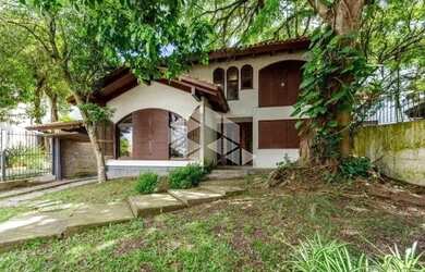 Imagem: A casa possui 5 Dormitórios, 4 Banheiros, 328m² de Área e