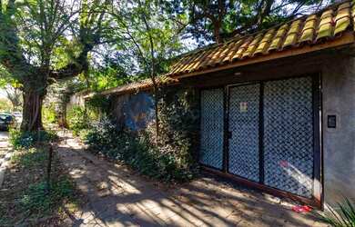 Imagem: A casa possui 5 Dormitórios, 4 Banheiros, 5 Vagas na garagem