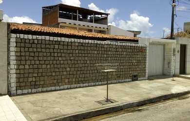 Imagem: A casa possui 4 Dormitórios, 2 Banheiros, 4 Vagas na garagem