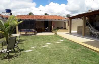 Imagem: A casa possui 5 Dormitórios, 4 Banheiros, 5 Vagas na garagem