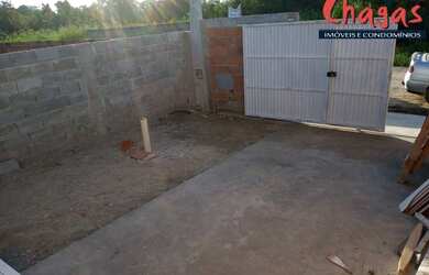 Imagem: A casa possui 2 Dormitórios, 2 Banheiros, 2 Vagas na garagem