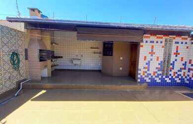 Imagem: A casa possui 3 Dormitórios, 3 Banheiros, 2 Vagas na garagem