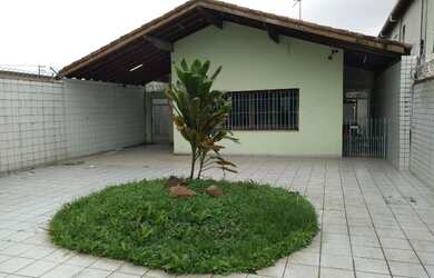 Imagem: A casa possui 3 Dormitórios, 2 Banheiros, 3 Vagas na garagem