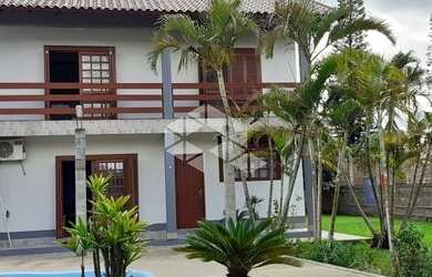 Imagem: A casa possui 3 Dormitórios, 3 Banheiros, 2 Vagas na garagem