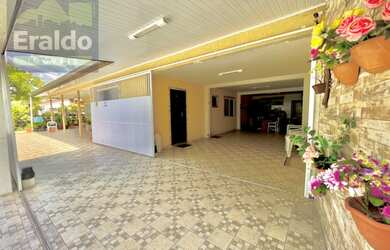 Imagem: A casa possui 3 Dormitórios, 3 Banheiros, 4 Vagas na garagem