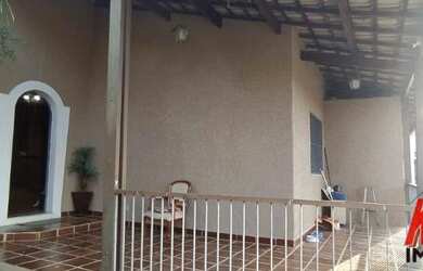 Imagem: A casa possui 5 Dormitórios, 4 Banheiros, 4 Vagas na garagem