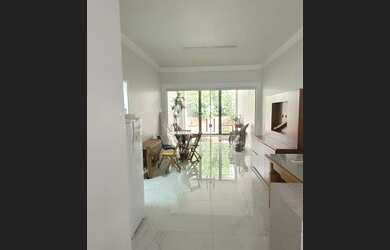 Imagem: A casa possui 4 Dormitórios, 3 Banheiros, 240m² de Área e