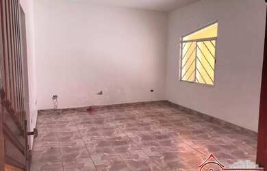 Imagem: A casa possui 3 Dormitórios, 2 Banheiros, 2 Vagas na garagem