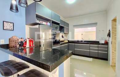 Imagem: A casa em condomínio possui 3 Dormitórios, 2 Banheiros, 4