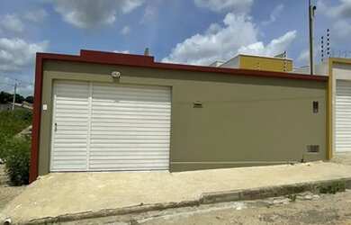 Imagem: A casa possui 2 Dormitórios, 2 Banheiros, 2 Vagas na garagem