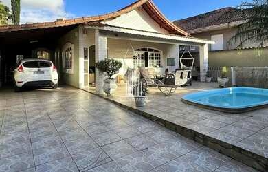 Imagem: A casa possui 3 Dormitórios, 4 Banheiros, 3 Vagas na garagem