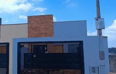 Imagem: A casa possui 3 Dormitórios, 2 Banheiros, 2 Vagas na garagem