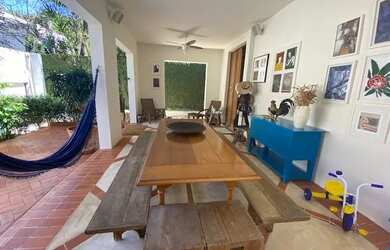 Imagem: A casa possui 4 Dormitórios, 5 Banheiros, 4 Vagas na garagem