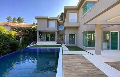 Imagem: A casa em condomínio possui 5 Dormitórios, 5 Banheiros, 5