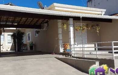 Imagem: A casa possui 2 Dormitórios, 1 Banheiro, 4 Vagas na garagem