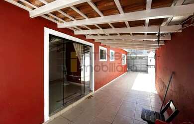 Imagem: A casa possui 2 Dormitórios, 2 Banheiros, 3 Vagas na garagem