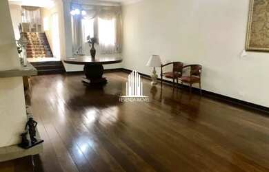 Imagem: A casa possui 4 Dormitórios, 5 Banheiros, 5 Vagas na garagem