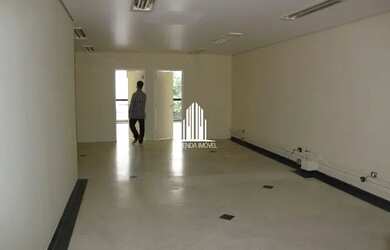 Imagem: O depósito possui 5 Vagas na garagem e 958m² de Área e está