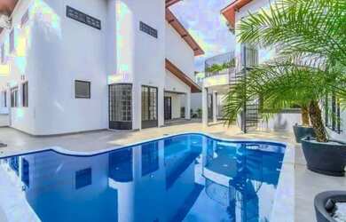 Imagem: A casa possui 5 Dormitórios, 5 Banheiros, 4 Vagas na garagem