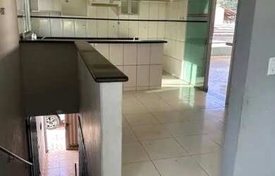 Imagem: A casa possui 3 Dormitórios, 2 Banheiros, 2 Vagas na garagem